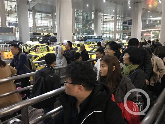 市民提前返程 T3航站楼深夜排长龙