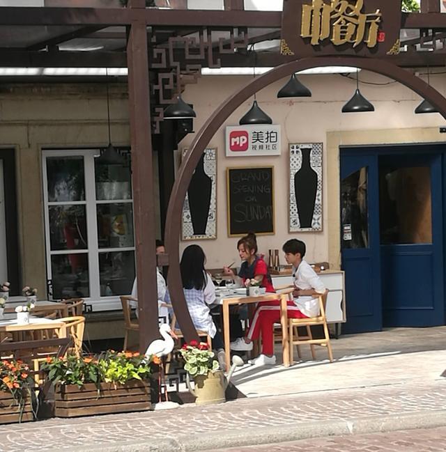 王俊凯赵薇苏有朋同框,红色运动裤少年感十足