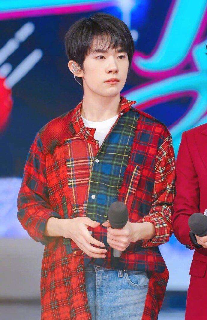 王源易烊千玺分别结束海外行程,相继回国,时髦