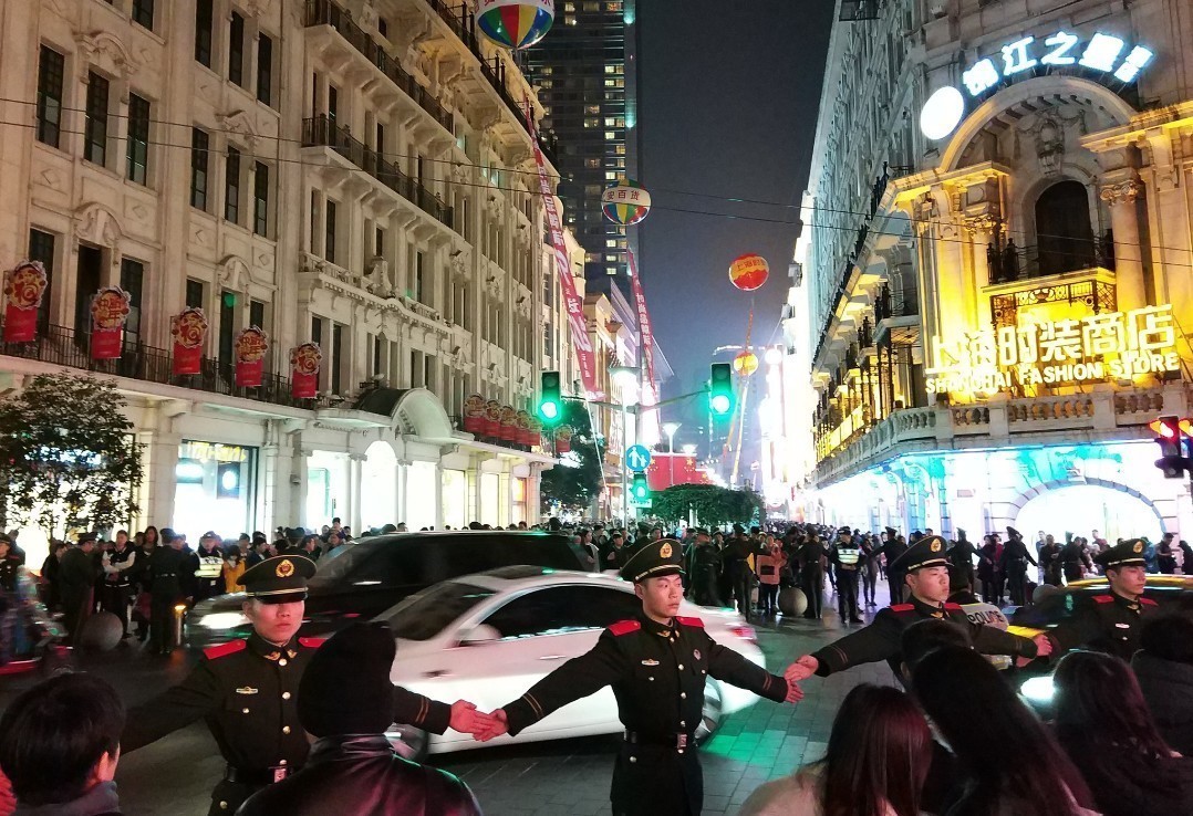 2016年12月31日,上海,南京东路步行街,武警战士维持交通秩序.