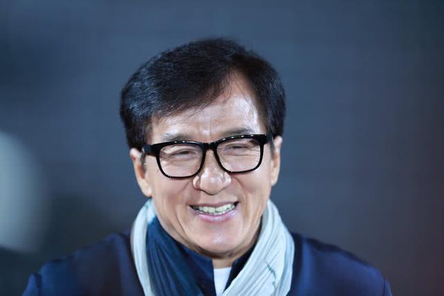 成龙大哥拒绝替身演戏真下功夫!黄晓明拍戏差点失明而他惨遭烧伤