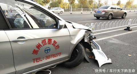 山东滨州:驾校教练车与护栏相撞 车头尽毁