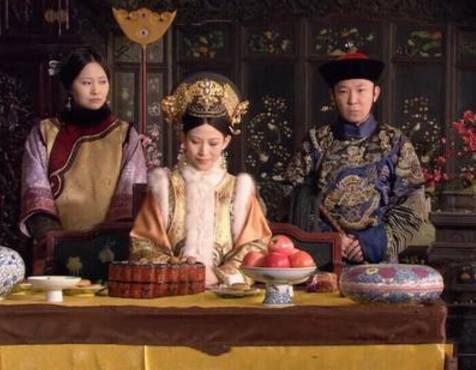 皇上给甄嬛一个纸包后,甄嬛为何要请求回宫换