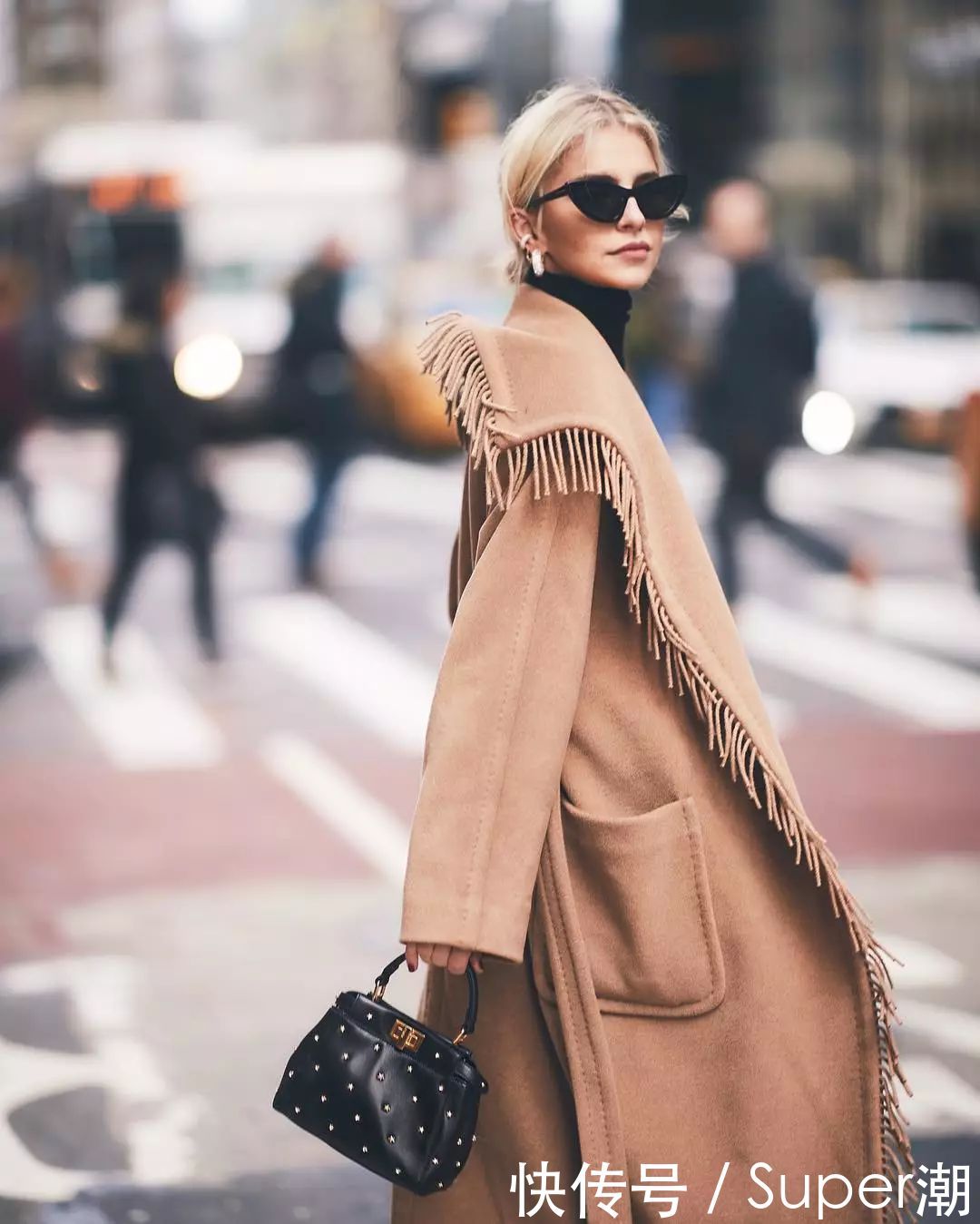 黑色小高领衫可以穿出低调的性感