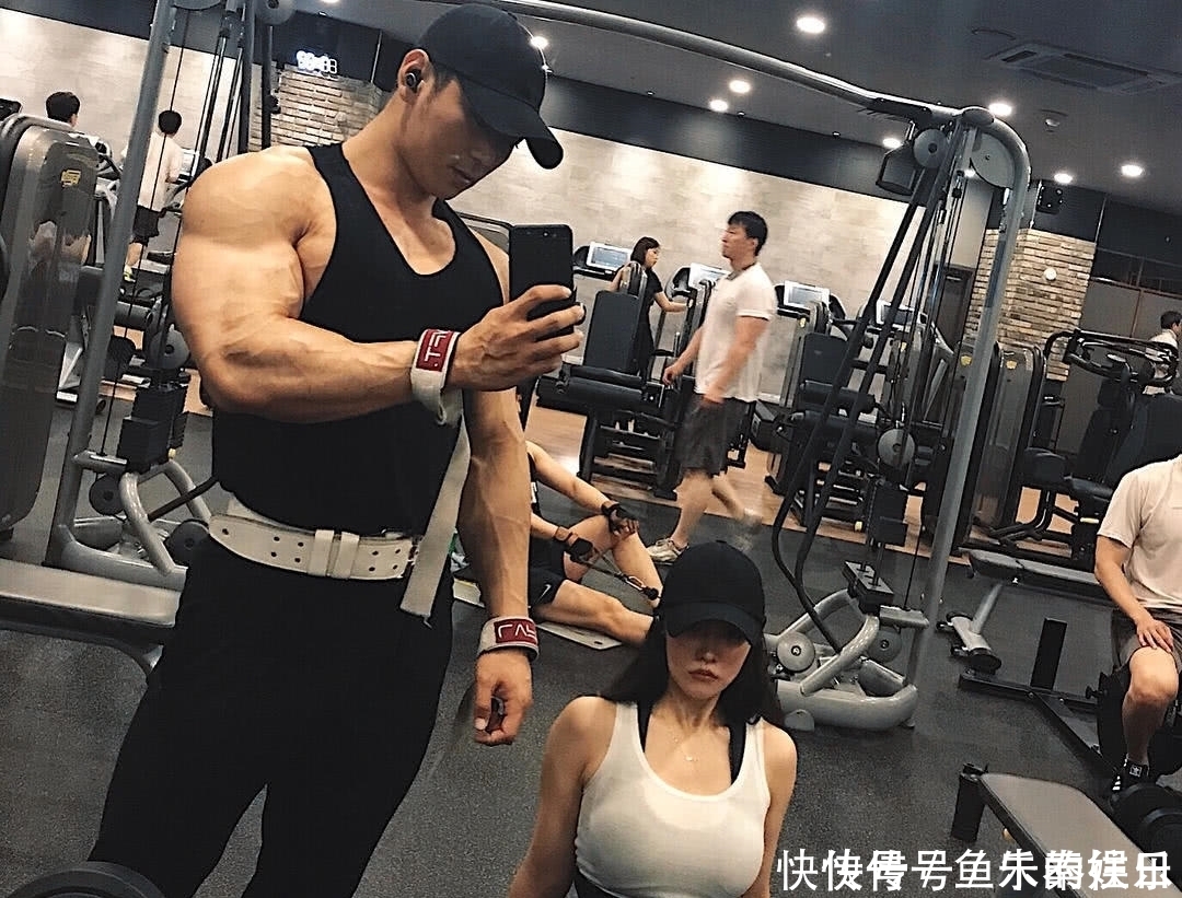 健身女神长相酷似李小璐,男友强壮如牛,网友好