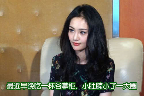 主持人让张一山形容郑爽,张一山说了四个字,网