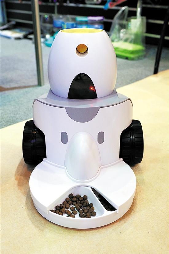 喂食机器人给宠物定时喂食 1680元高价仍然有买家