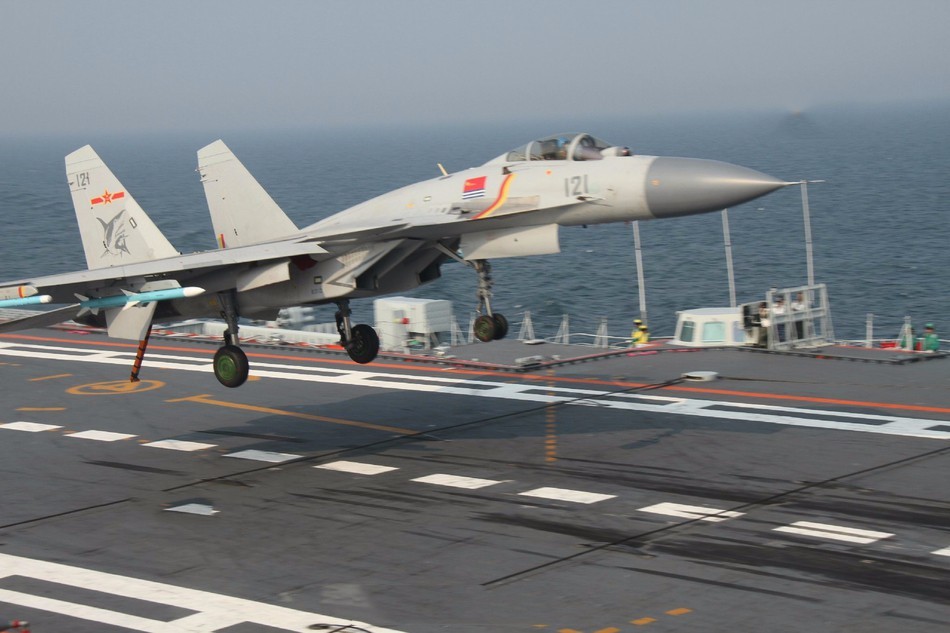 歼15挂载鹰击83导弹训练:辽宁舰编队进入南海