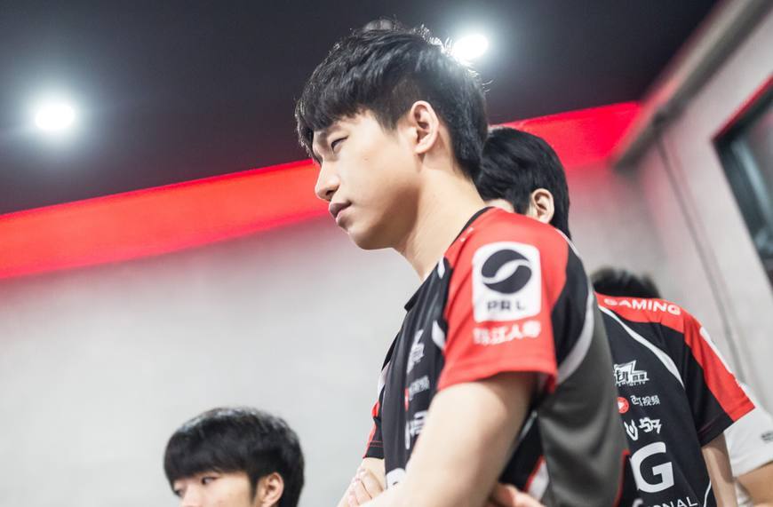 看LPL总决赛还是看美腿?轩子现身直播间,观