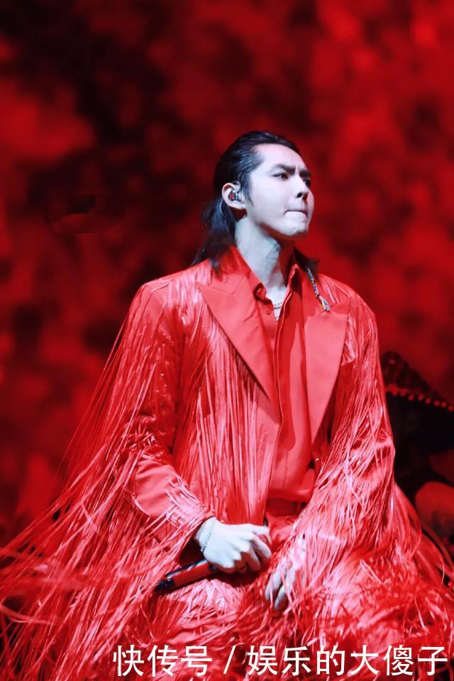 吴亦凡首场演唱会今晚南京开唱,帅酷造型引爆