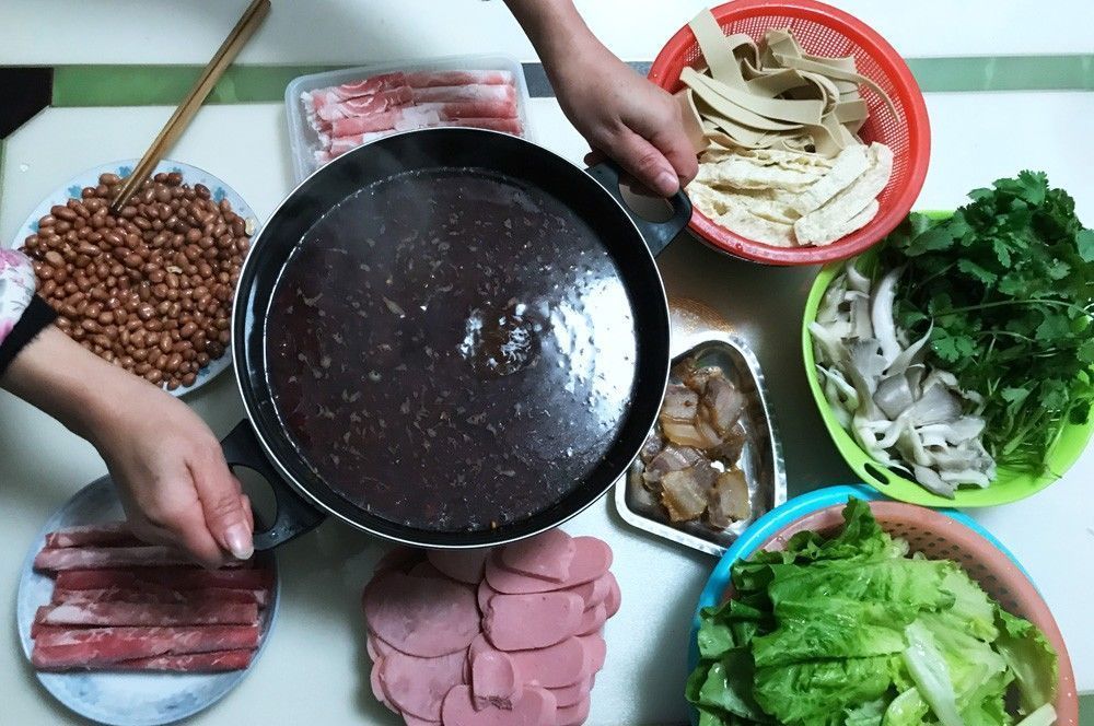 4个人家里涮火锅,食材花了百余元,便宜又好吃