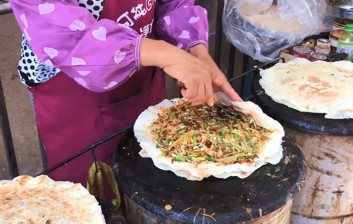 鲁南汉堡菜煎饼外皮薄脆,大妈制作有十年历史