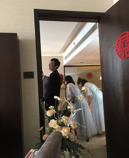 网友偶遇王思聪携俩美女逛街,戴墨镜超帅,全程跟美女零交流 申博sunbet娱乐官方网站