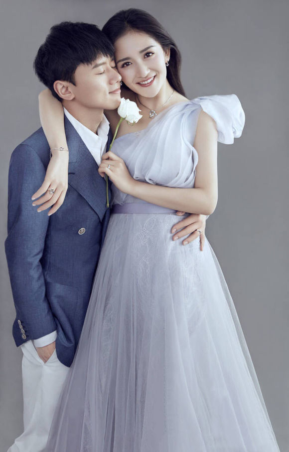 她是首个微博粉丝过亿的女明星,多少人气女星