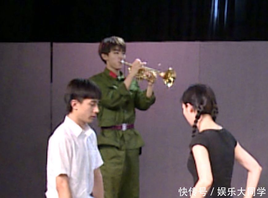 王俊凯放暑假啦!期末考试同学在谈恋爱,他却在