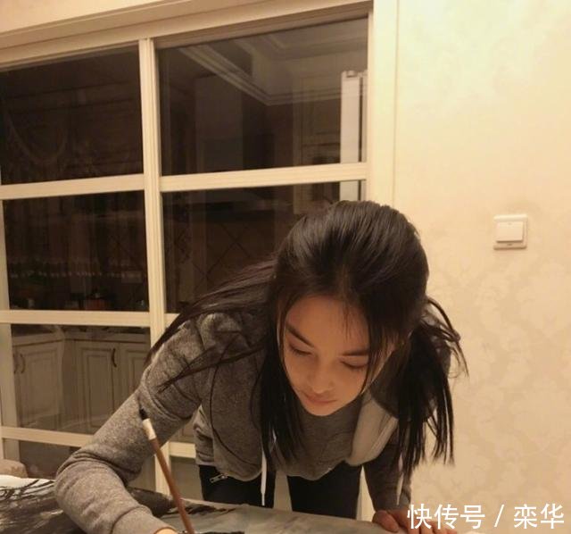 张馨予婚后曝光北京住宅,名牌化妆品堆满卫生