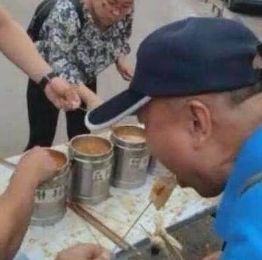 街头惊现最懒小吃摊主,只收钱不做事,想吃还得顾客自己动手做
