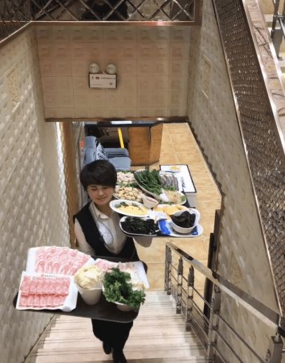 这个海底捞的服务员火了,一次能上一桌子的菜