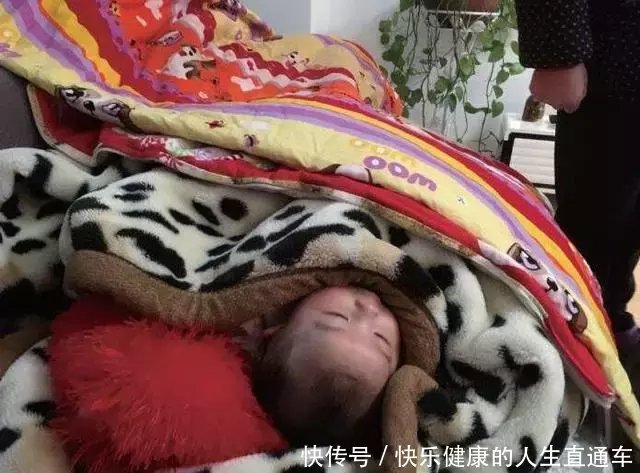 婆婆帮刚出生宝宝盖被子,看到医生来了手忙脚