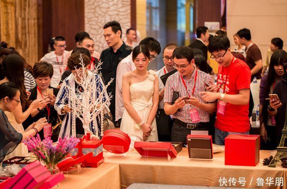 老丈人说要18万彩礼,我东拼西凑18万,婚礼那天彩礼让我愣了