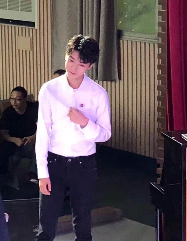王俊凯中秋节回母校参加校庆录制，舞台上与他合唱的学妹秒变迷妹