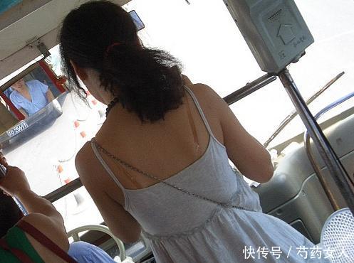 女子坐公交,发现身后老汉偷偷脱裤子,慌忙下车摸自己长发,傻了
