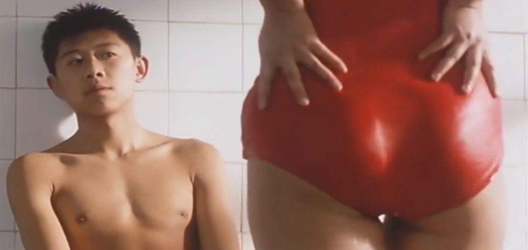直勾勾看你穿泳装的直男，脑子里原来想的是这个！