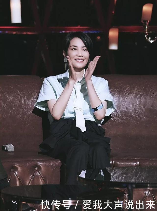 高瘦平的西裤!王菲穿白女生黑衬衣打好处,帅得送领带毛绒玩具图片