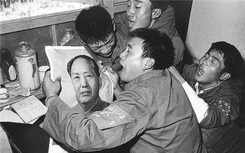 他放弃北大回乡务农,毛主席请吃饭,主席逝世被特许守灵七天七夜