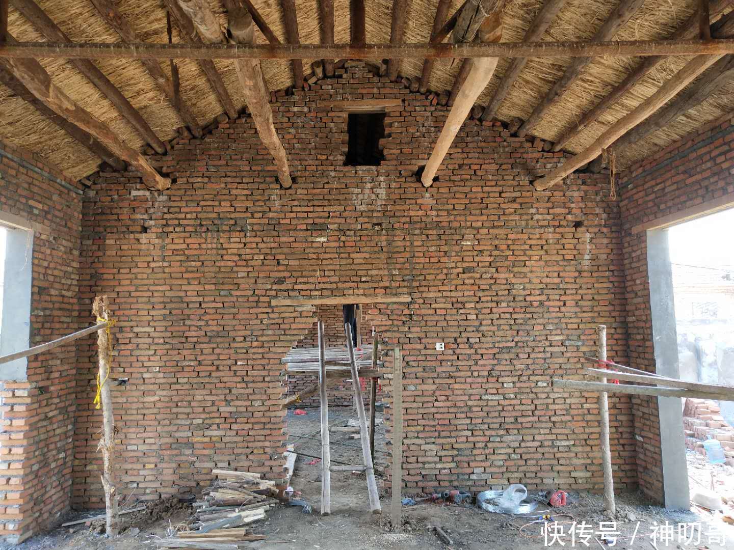 看农村盖房是怎样的?城市的你肯定没见过!