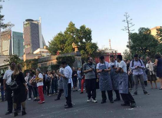 墨西哥发生7.5级地震 首都街头千人正庆祝春节