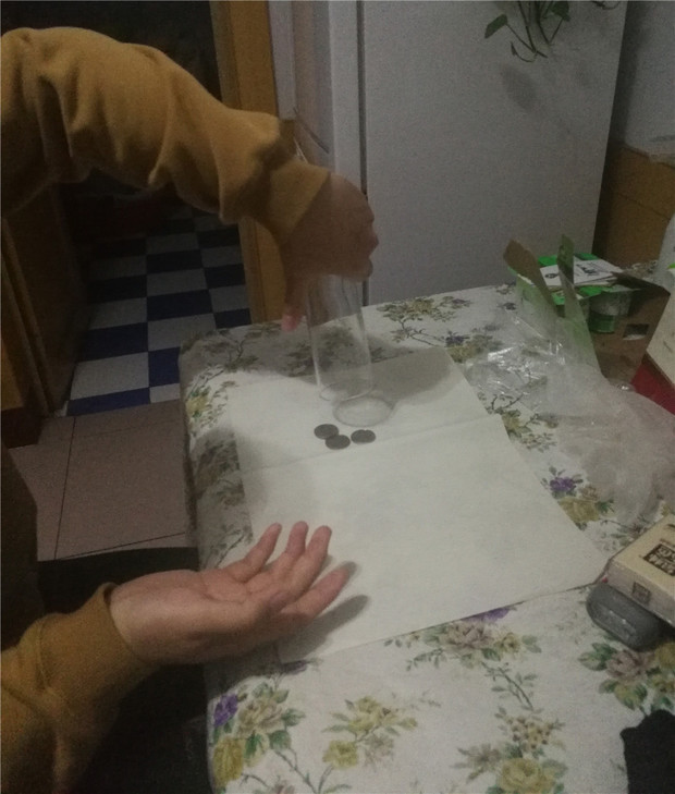 魔术教学超简单的硬币穿玻璃杯