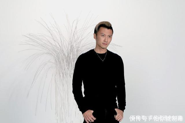 谢霆锋与王菲谈恋爱,照片中的辣模又是谁