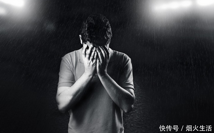 伯父,我卖掉了父母的房子凑来的彩礼,您收下吧