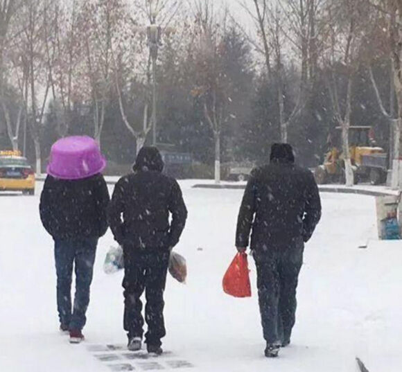 搞笑段子:应聘去一家银行干保安,去的第一天就