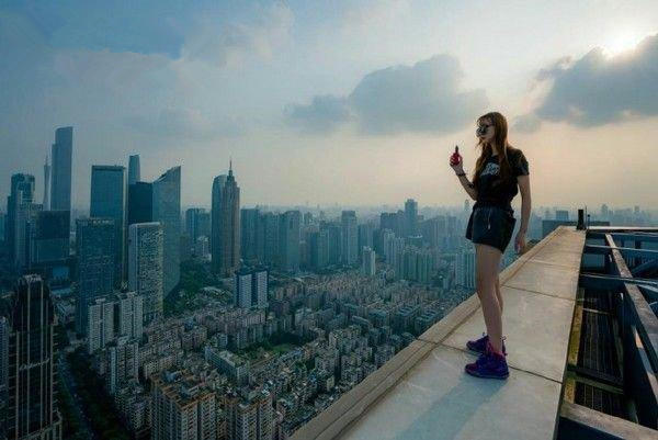 惊心动魄!广州一女孩淡定高楼楼顶玩自拍,一脚踏错便生死两隔!