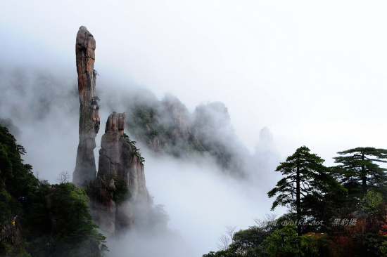 踢断石钟乳 攀爬巨蟒峰 游客被列入