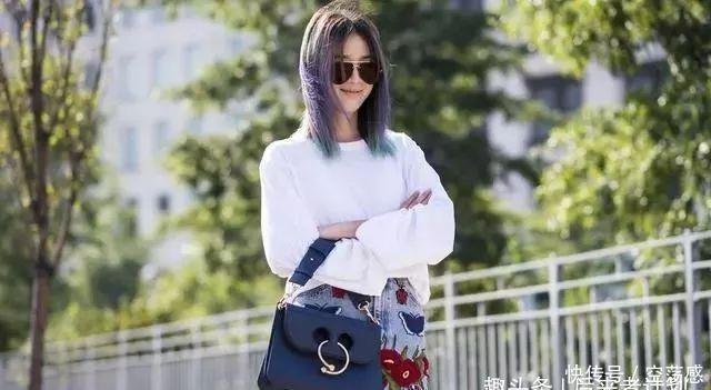 30多岁女人入秋穿时髦,卫衣+破洞牛仔裤,不过几天就能穿