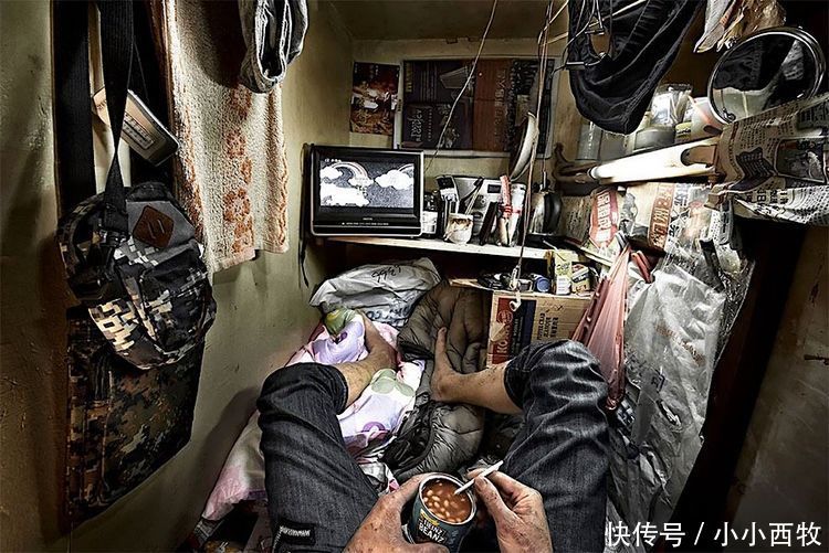 香港穷人住的棺材房,头上堆满杂物吃饭冲凉上