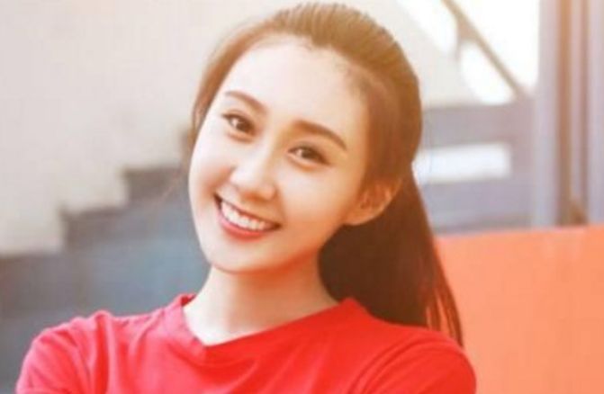 55岁央视主持人水均益,与小13岁妻子合照曝光