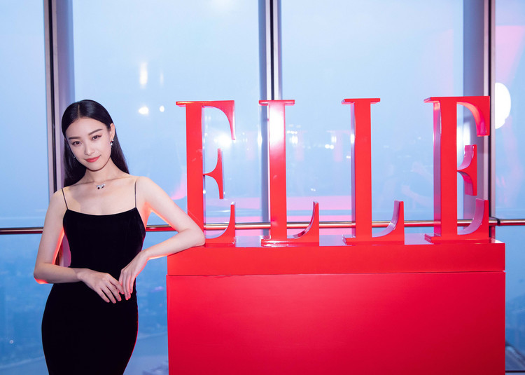 倪妮出席ELLE China30周年风尚大典，黑色长裙尽显迷人气质