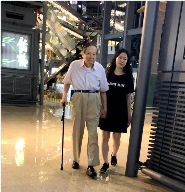 96岁杨振宁和少妻十指紧扣牵手逛街，翁帆被指中年发福