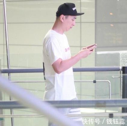 有钱了不起,王思聪手机不离手现身机场,哪双7