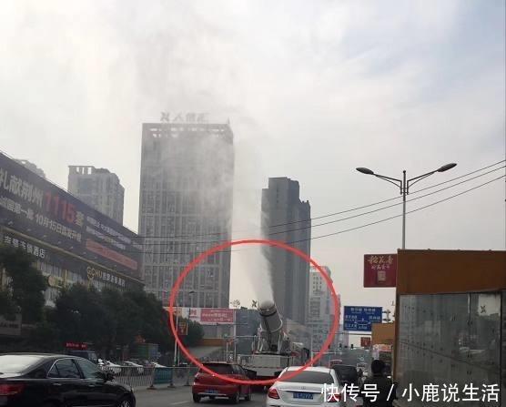 男子等红灯,被洒水车持续“喷射”90秒,心态都崩溃了 永利娱乐在线赌场