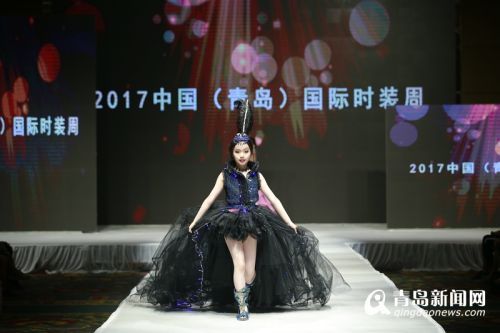 时装模特走秀大曝光 t01aa6ccea577843e46.jpg?size=500x333