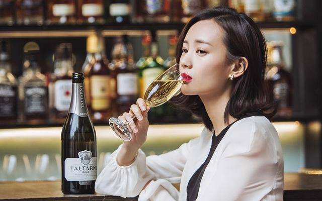 女生是不是单身很久了,可以从这3个表现看出来
