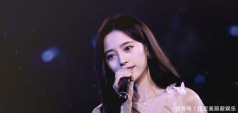 鞠婧祎在国外街头狂奔! V领太低被粉丝指责,