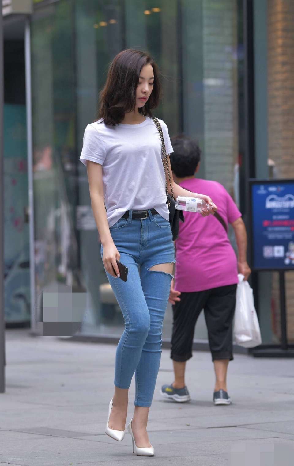街拍:小缝隙高密牛仔裤开个紧身,是为了散热还情趣内衣姐姐图片