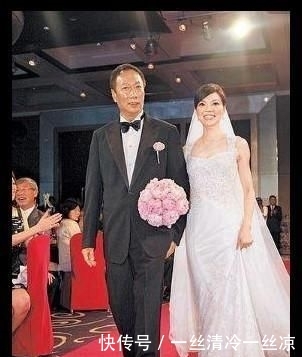 富士康老板郭台铭与和24岁妻子合影, 一个满脸