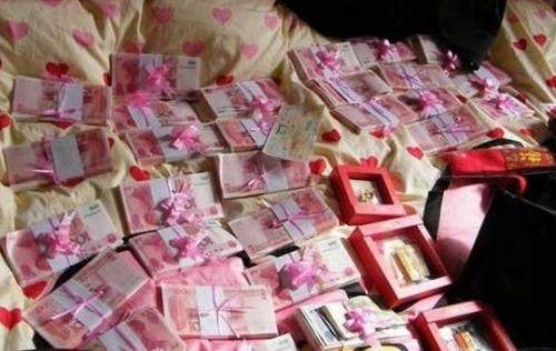 男方给了15万彩礼,女方回礼一辆车,看到车时男